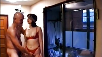 Μελαχρινή MILF με κοντή ασημί φούστα κολλημένη πάνω από τον αλήτη
