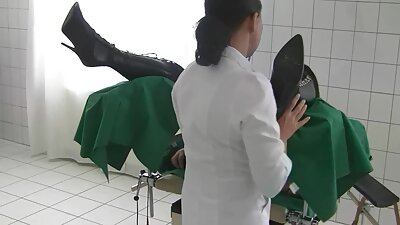 Μπουστουκή κοντόμαλλη σύζυγος που κάνει στοματικό σεξ με έναν μαύρο ταύρο