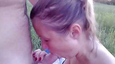 Η παχουλή MILF παίζει τον εαυτό της ενώ πιπιλίζει έναν κόκορα