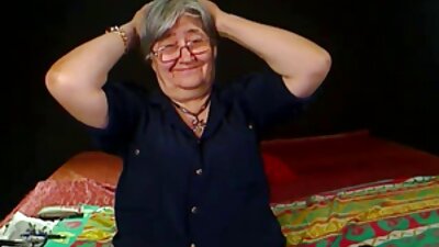 Η κούγκαρ με πρόστυχη στολή της γαμάει το στόμα και της τρέμει